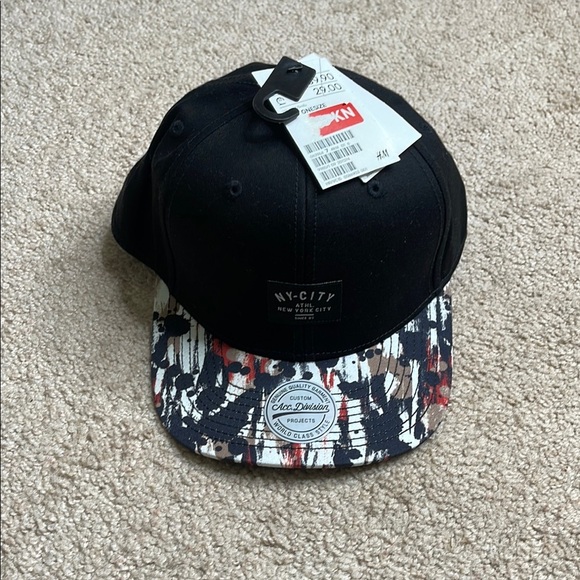 H&M Black and Red Snapback Hat with Two-Tone Design - Picture 1 of 3